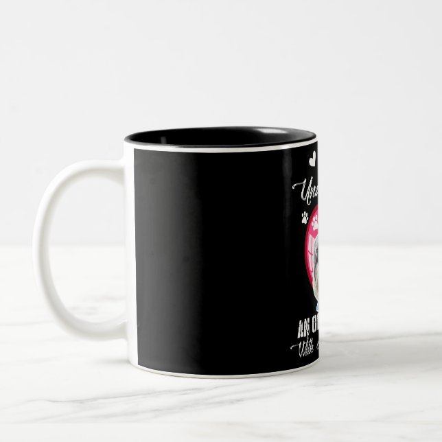 Unterschätze niemals eine alte Frau mit Schnauzer Zweifarbige Tasse (Links)