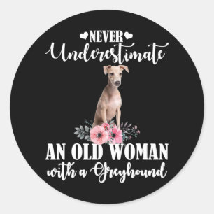 Unterschätze niemals eine alte Frau mit Windhund Runder Aufkleber