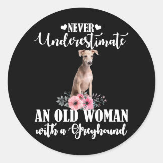 Unterschätze niemals eine alte Frau mit Windhund Runder Aufkleber