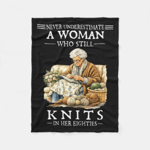 Unterschätze niemals eine Frau, die noch strickt Fleecedecke