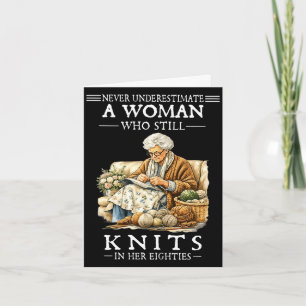 Unterschätze niemals eine Frau, die noch strickt Karte