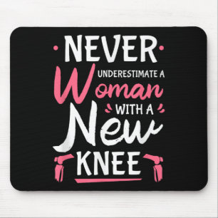 Unterschätze niemals eine Frau mit einer neuen Kni Mousepad