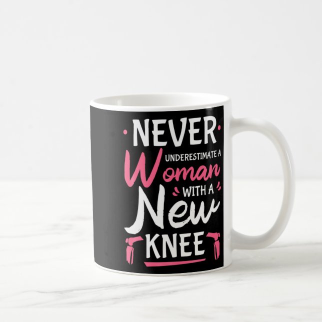 Unterschätze niemals eine Frau mit neuem Kniegelen Kaffeetasse (Rechts)