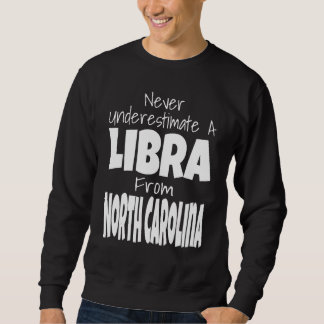 Unterschätze niemals eine Waage aus North Carolina Sweatshirt