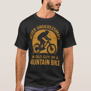 Unterschätze niemals einen alten Mann auf einem Be T-Shirt