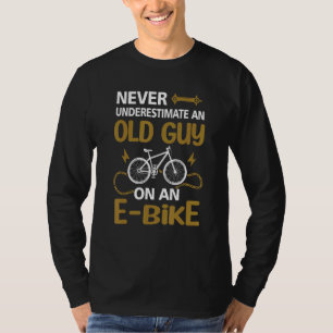 Unterschätze niemals einen alten Mann auf einem E- T-Shirt