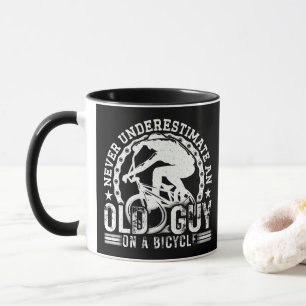 Unterschätze niemals einen alten Mann auf einem Fa Tasse