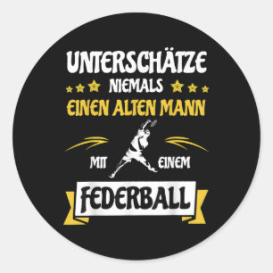 Unterschätze niemals einen alten Mann _ Badminton  Runder Aufkleber