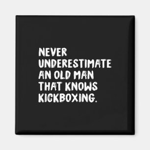 Unterschätze niemals einen alten Mann, der Kickbox Magnet