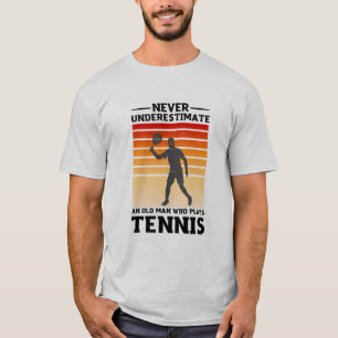 Unterschätze niemals einen alten Mann, der Tennis T-Shirt