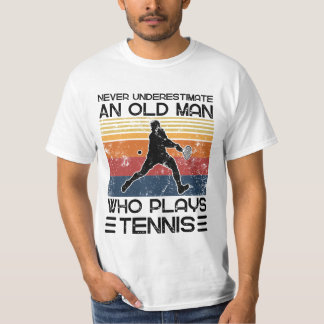 Unterschätze niemals einen alten Mann, der Tennis T-Shirt