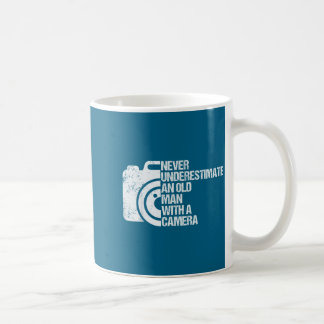 Unterschätze niemals einen alten Mann mit einem Ka Kaffeetasse