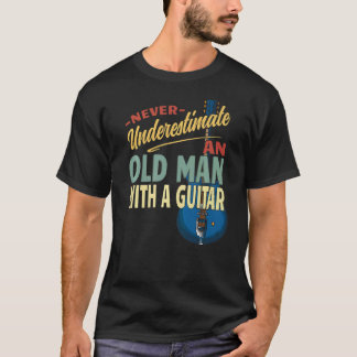 Unterschätze niemals einen alten Mann mit einer Gi T-Shirt