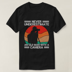 Unterschätze niemals einen alten Mann mit einer Ka T-Shirt