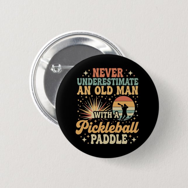 Unterschätze niemals einen alten Mann mit Pickleba Button (Vorne & Hinten)