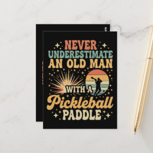 Unterschätze niemals einen alten Mann mit Pickleba Postkarte