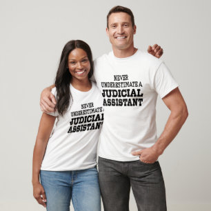 Unterschätze niemals einen Justizangestellten T-Shirt