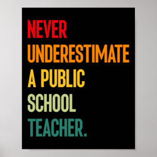 Unterschätze niemals einen Lehrer an einer öffentl Poster