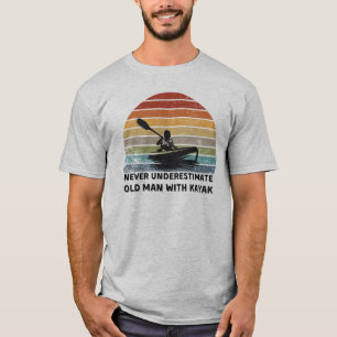 Unterschätzen Sie den Alten Mann nie mit Kajak T-Shirt