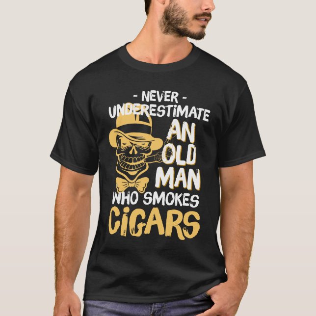 Unterschätzen Sie nie alten Zigarrenraucher T-Shirt (Vorderseite)