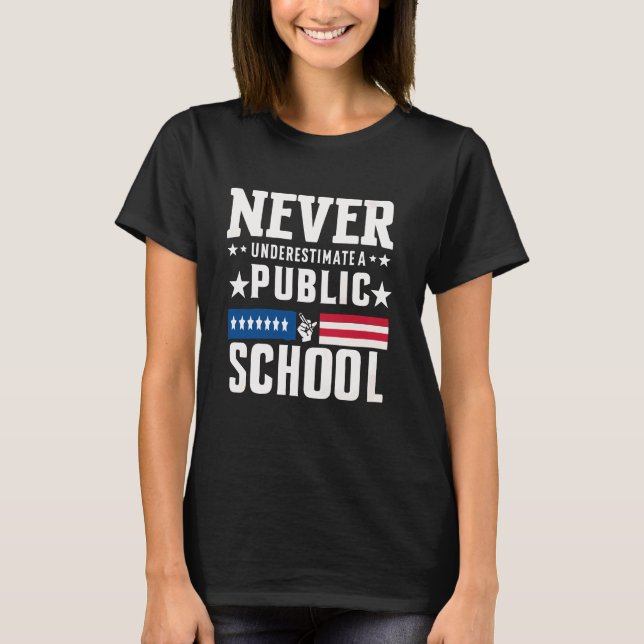 Unterschätzen Sie nie die Flagge eines Lehrers an  T-Shirt (Vorderseite)