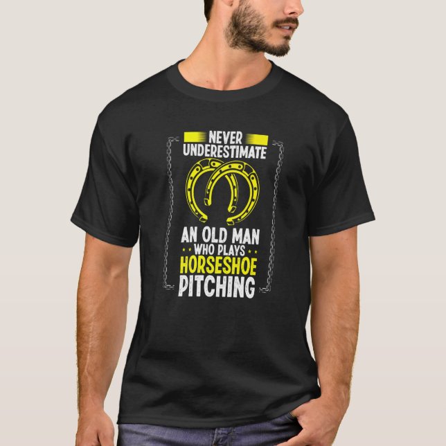 Unterschätzen Sie nie ein altes Horseshoe-Juckreiz T-Shirt (Vorderseite)