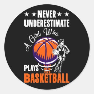 Unterschätzen Sie nie ein Mädchen, das Basketball Runder Aufkleber
