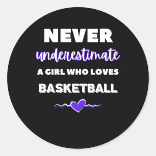Unterschätzen Sie nie ein Mädchen, das Basketball Runder Aufkleber