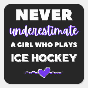 Unterschätzen Sie nie ein Mädchen, das Eishockey Quadratischer Aufkleber