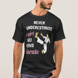 Unterschätzen Sie nie ein Mädchen, das Karate Girl T-Shirt