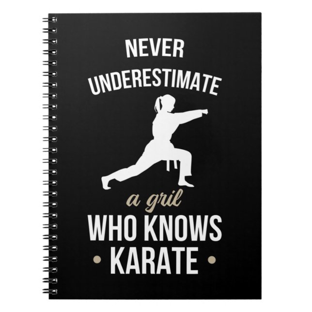 Unterschätzen Sie nie ein Mädchen, das Karate Mart Notizblock (Vorderseite)