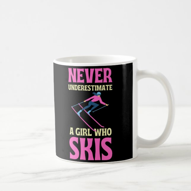 Unterschätzen Sie nie ein Mädchen, das Ski fährt Kaffeetasse (Rechts)