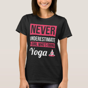 Unterschätzen Sie nie ein Mädchen, das Yoga macht T-Shirt