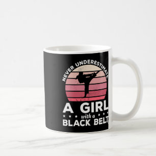Unterschätzen Sie nie ein Mädchen mit einem schwar Kaffeetasse