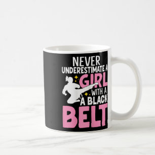 Unterschätzen Sie nie ein Mädchen mit einem schwar Kaffeetasse