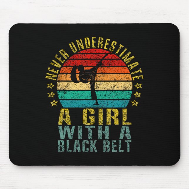Unterschätzen Sie nie ein Mädchen mit einem schwar Mousepad (Vorne)