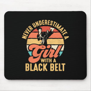 Unterschätzen Sie nie ein Mädchen mit einem schwar Mousepad