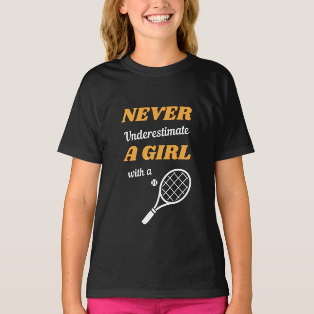 Unterschätzen Sie nie ein Mädchen mit einem Tennis T-Shirt (Vorderseite)