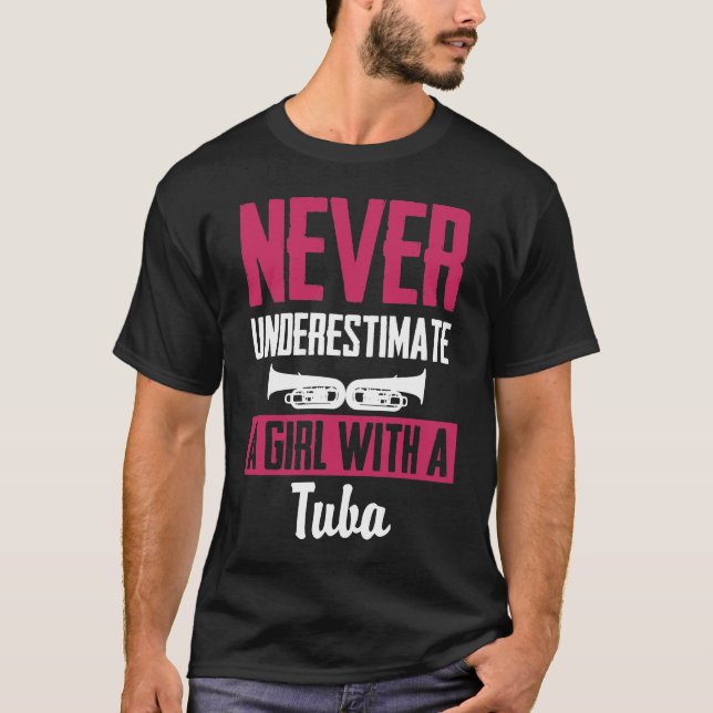 Unterschätzen Sie nie ein Mädchen mit einer Tuba T-Shirt (Vorderseite)