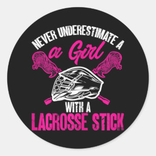 Unterschätzen Sie nie ein Mädchen mit Lacrosse Sti Runder Aufkleber