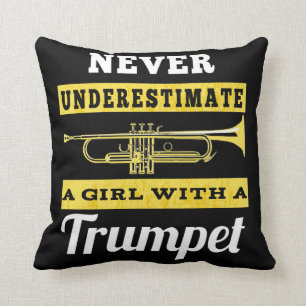 Unterschätzen Sie nie ein Mädchen mit Trumpet Kissen