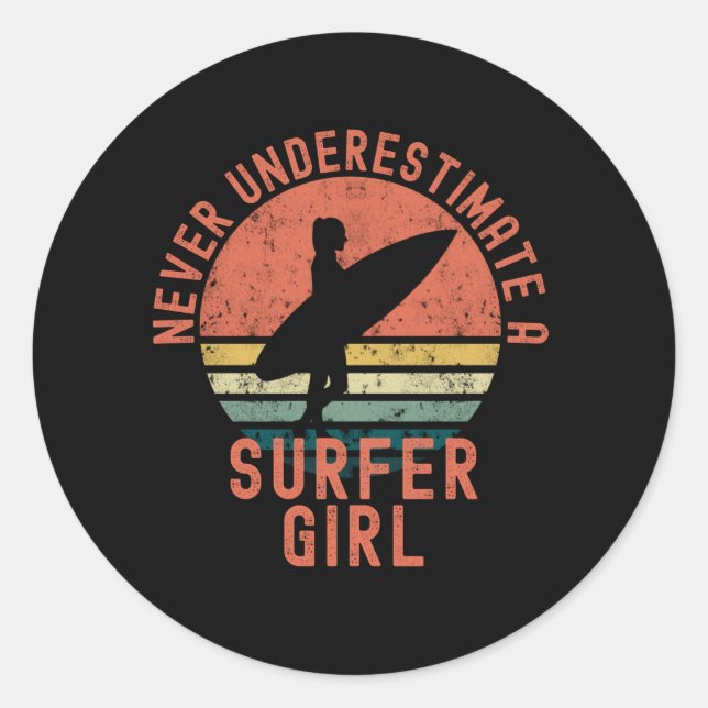 Unterschätzen Sie nie ein Surfer-Mädchen Runder Aufkleber (Vorderseite)