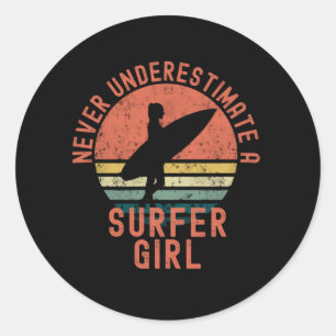 Unterschätzen Sie nie ein Surfer-Mädchen Runder Aufkleber
