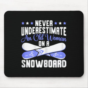 Unterschätzen Sie nie eine alte Frau auf Schnee. Mousepad