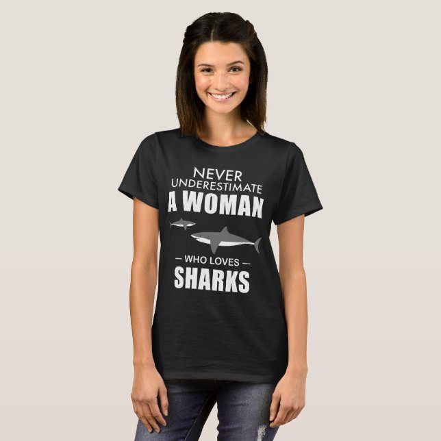 unterschätzen Sie nie eine Frau, die Liebehaifisch T-Shirt (Vorne ganz)