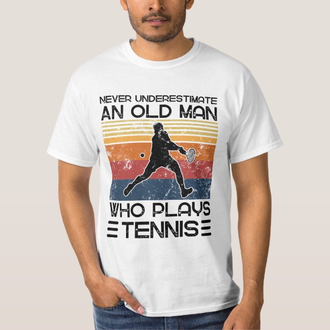 Unterschätzen Sie nie einen alten Mann, der Tennis T-Shirt (Vorderseite)