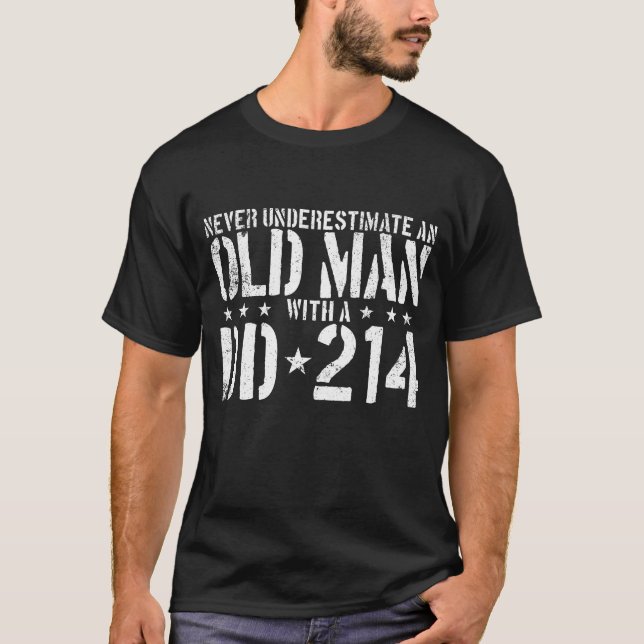 Unterschätzen Sie nie einen alten Mann mit einem D T-Shirt (Vorderseite)