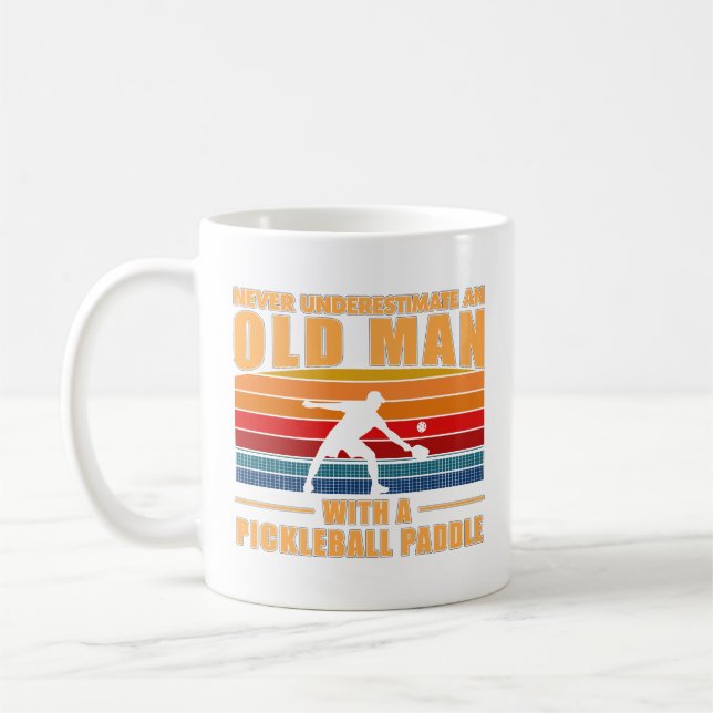 Unterschätzen Sie nie einen alten Mann mit einem P Kaffeetasse (Links)