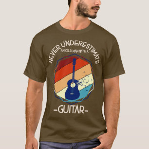 Unterschätzen Sie nie einen alten Mann mit Gitarre T-Shirt