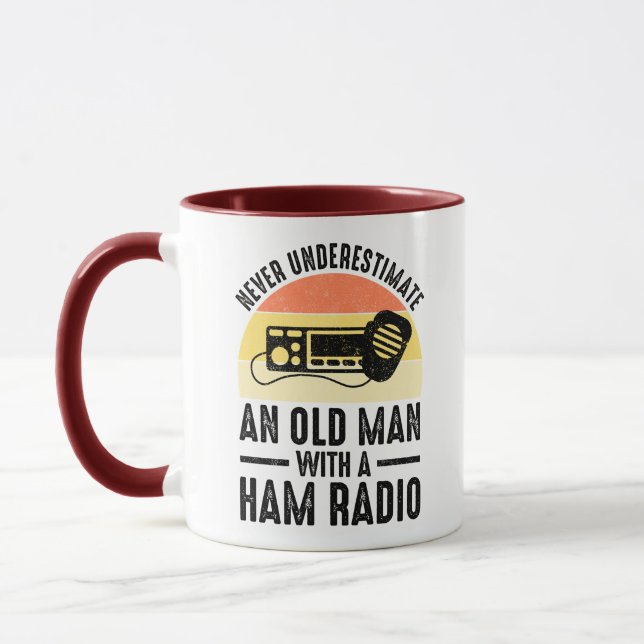 Unterschätzen Sie nie einen alten Mann mit Hammrad Tasse (Links)